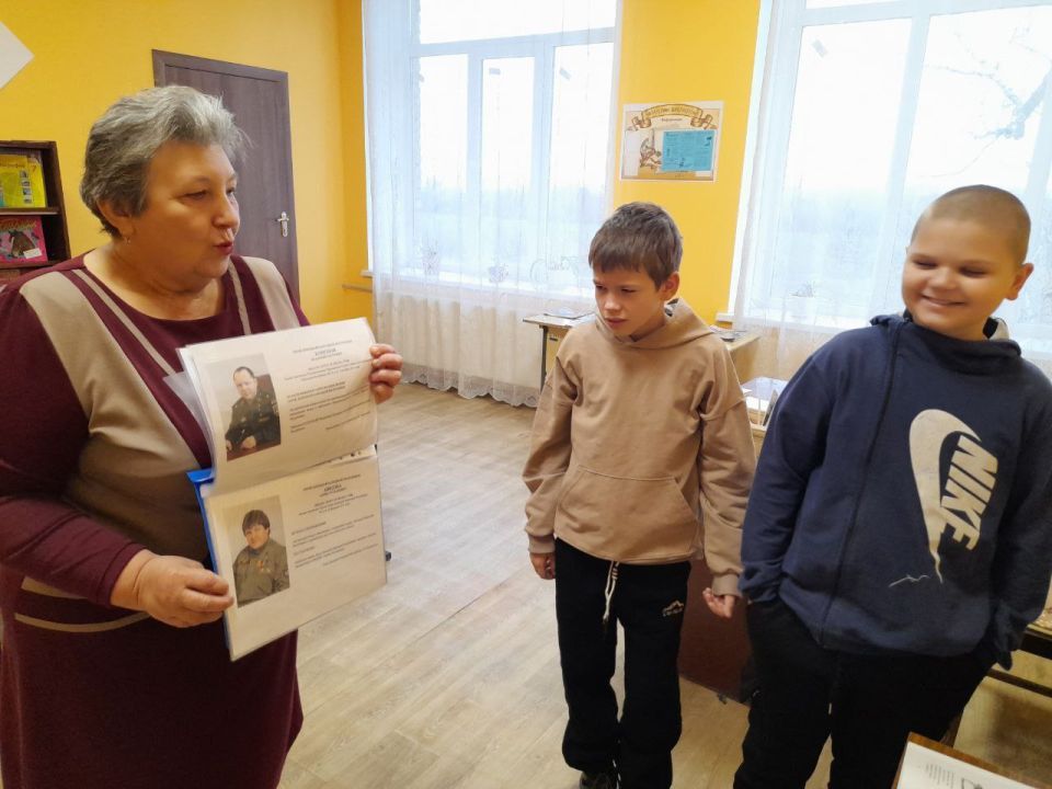 9 декабря ежегодно отмечается памятная дата великой истории России – День Героев Отечества. В честь этого знаменательного события в школьной библиотеке "Луганская школа 12 г.о. Дебальцево" оформлена тематическая выставка... 9 декабря ежегодно отмечается памятная дата великой истории России – День Героев Отечества. В честь этого знаменательного события в школьной библиотеке "Луганская школа 12 г.о. Дебальцево" оформлена тематическая выставка...