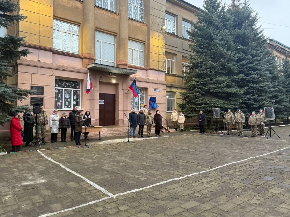 В ГБОУ «Школа № 152 имени Героев - Десантников г.о. Донецк»состоялось торжественное мероприятие, посвященное присвоению школе имени Героев-Десантников В ГБОУ «Школа № 152 имени Героев - Десантников г.о. Донецк»состоялось торжественное мероприятие, посвященное присвоению школе имени Героев-Десантников