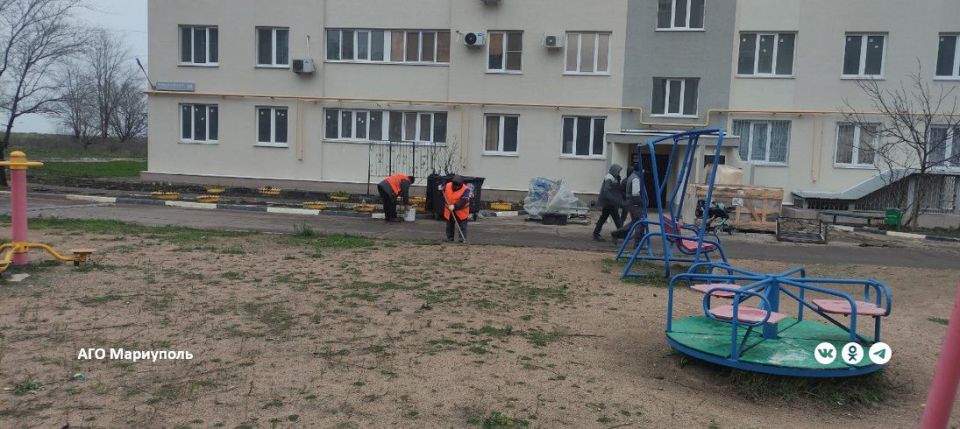 В трех районах Мариуполя коммунальщики провели уборку придомовых территорий В трех районах Мариуполя коммунальщики провели уборку придомовых территорий
