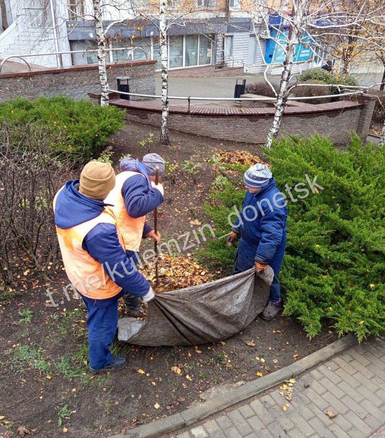 Алексей Кулемзин: Сотрудники коммунального предприятия «Зелёное строительство» продолжают уборку и благоустройство нашего города Алексей Кулемзин: Сотрудники коммунального предприятия «Зелёное строительство» продолжают уборку и благоустройство нашего города
