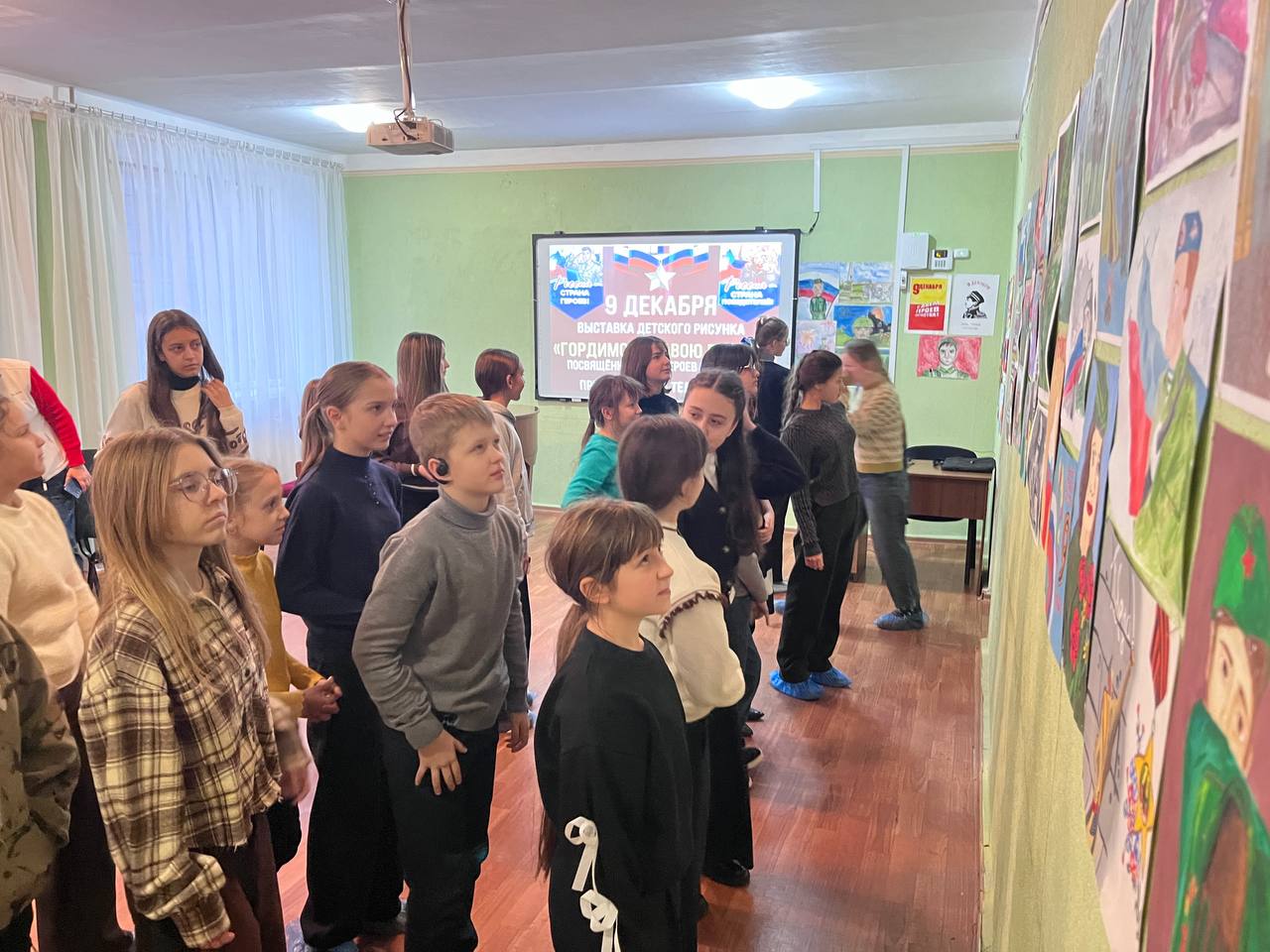 Выставка детского рисунка «Гордимся славою Героев» Выставка детского рисунка «Гордимся славою Героев»