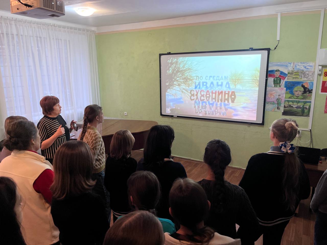 Выставка детского рисунка «Гордимся славою Героев» Выставка детского рисунка «Гордимся славою Героев»