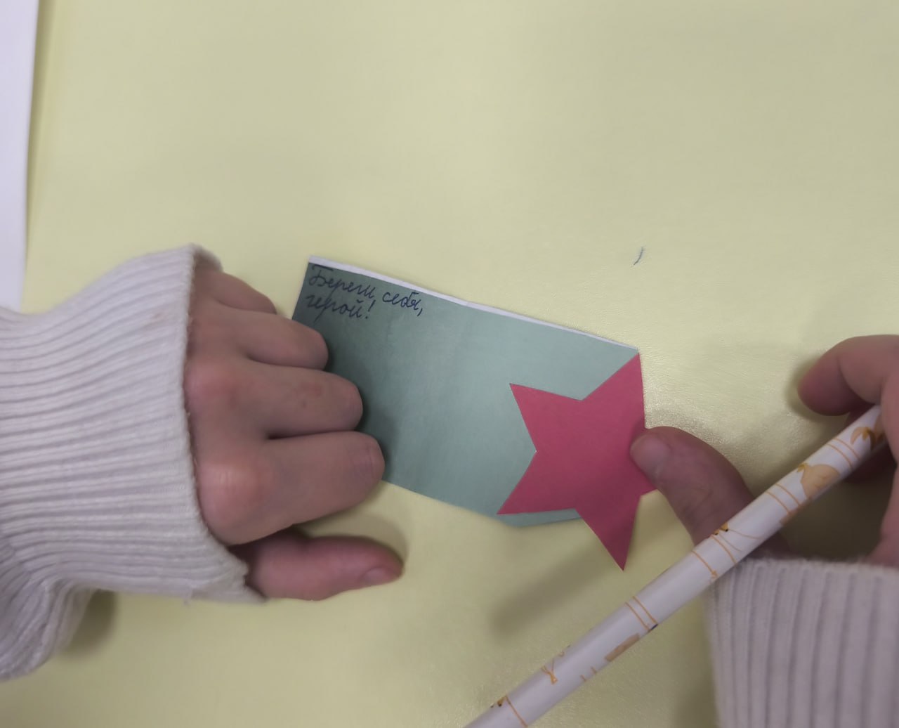 В рамках проекта «Историческая память» школьники создали талисманы для военнослужащих ко Дню Героев Отечества В рамках проекта «Историческая память» школьники создали талисманы для военнослужащих ко Дню Героев Отечества