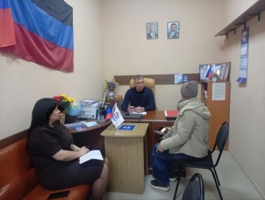 Заместитель главы администрации Волновахского муниципального округа - Олег Сидоренко, провел прием граждан в Волновахском отделении общественной приемной «Единая Россия»