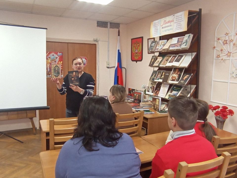 Исторический час. Разговор о воинской славе, доблести и долге состоялся в Центральной городской библиотеке им. А.И. Куприна с обучающимися 8-9 классов специальной школы-интерната №30 — активистами первичного отделения... Исторический час. Разговор о воинской славе, доблести и долге состоялся в Центральной городской библиотеке им. А.И. Куприна с обучающимися 8-9 классов специальной школы-интерната №30 — активистами первичного отделения...