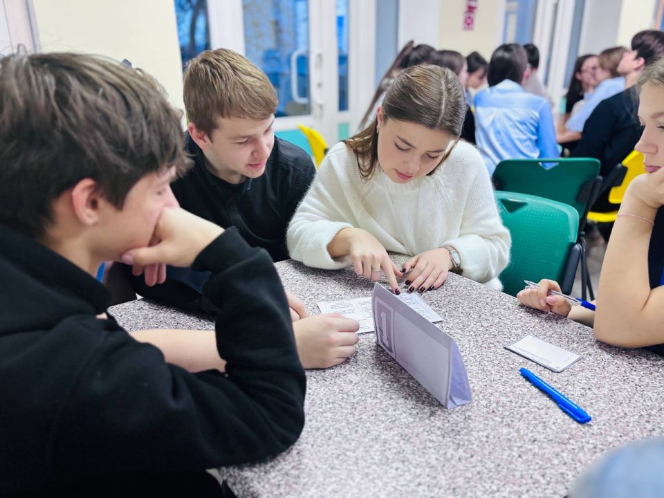 Для учеников 11 классов Волновахской школы № 5 сегодняшний день начался с хорошего настроения Для учеников 11 классов Волновахской школы № 5 сегодняшний день начался с хорошего настроения