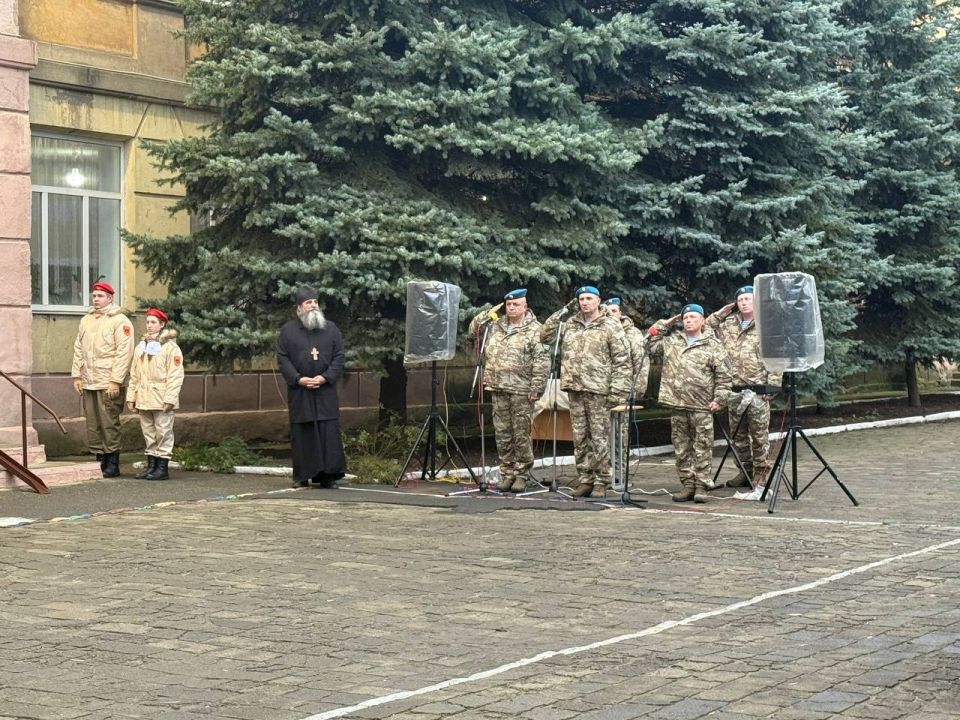 В ГБОУ «Школа № 152 имени Героев - Десантников г.о. Донецк»состоялось торжественное мероприятие, посвященное присвоению школе имени Героев-Десантников В ГБОУ «Школа № 152 имени Героев - Десантников г.о. Донецк»состоялось торжественное мероприятие, посвященное присвоению школе имени Героев-Десантников