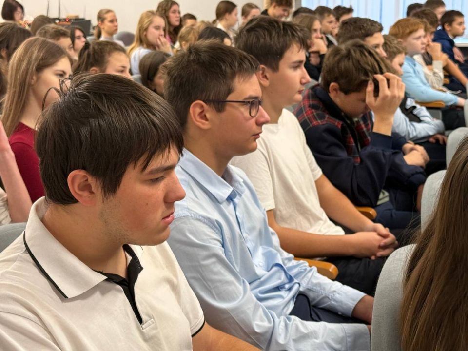 Урзуфская школа отметила День Героев Отечества торжественным открытием «Книги Памяти» Урзуфская школа отметила День Героев Отечества торжественным открытием «Книги Памяти»