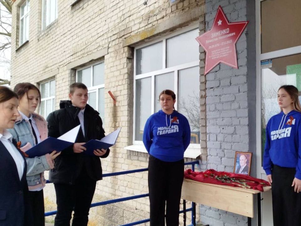 9 декабря, в рамках празднования защитника Отечества и партийного проекта «Лица Героев», который реализует «Единая Россия», Первый заместитель главы администрации Новоазовского муниципального округа, Олег Логвинов... 9 декабря, в рамках празднования защитника Отечества и партийного проекта «Лица Героев», который реализует «Единая Россия», Первый заместитель главы администрации Новоазовского муниципального округа, Олег Логвинов...