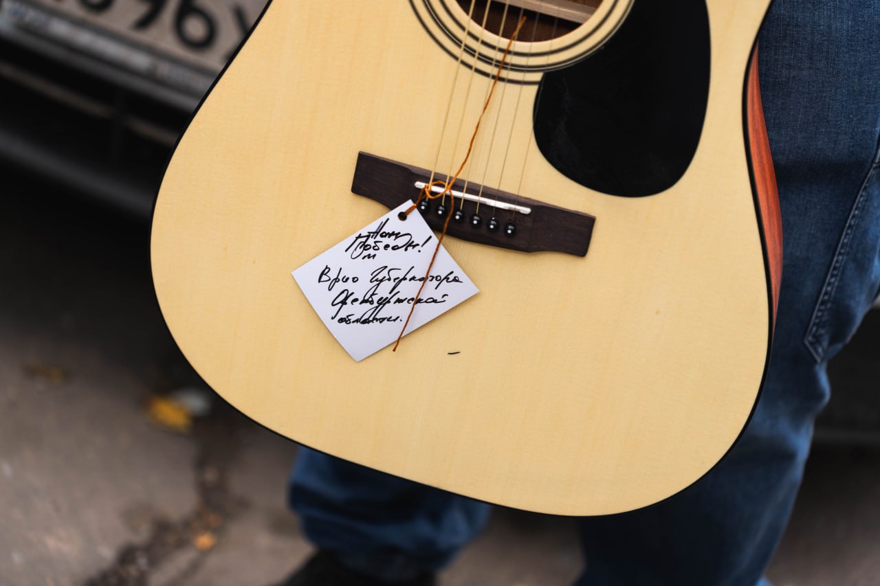Первые «гитары для Победы» доставлены в военный госпиталь в Донецкой Народной Республике и бойцам на передовую Первые «гитары для Победы» доставлены в военный госпиталь в Донецкой Народной Республике и бойцам на передовую