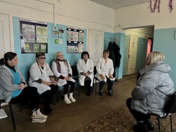 Сегодня начальник Мирненского территориального отдела Администрации Тельмановского округа провела встречу с трудовым коллективом Мирненской амбулатории.Были обсуждены следующие вопросы: