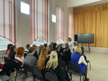 10 декабря в ГБОУ «Школа №6 Ясиноватского МО» прошла профилактическая встреча для девочек 8–11 классов с врачом-гинекологом Еленой Анатольевной Луценко в рамках партийного проекта «Здоровое будущее»