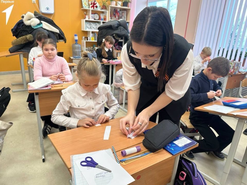В Новоазовской школе №1 сегодня царила настоящая новогодняя атмосфера, наполненная радостью и предвкушением чуда! В Новоазовской школе №1 сегодня царила настоящая новогодняя атмосфера, наполненная радостью и предвкушением чуда!
