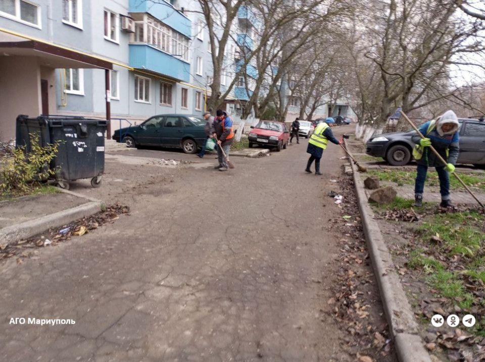 В трех районах Мариуполя коммунальщики провели уборку придомовых территорий В трех районах Мариуполя коммунальщики провели уборку придомовых территорий