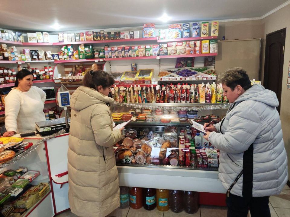 Сегодня, 10 декабря, в г. Моспино прошел плановый рейд Народного контроля, на соблюдение правил торговли и санитарных норм Сегодня, 10 декабря, в г. Моспино прошел плановый рейд Народного контроля, на соблюдение правил торговли и санитарных норм