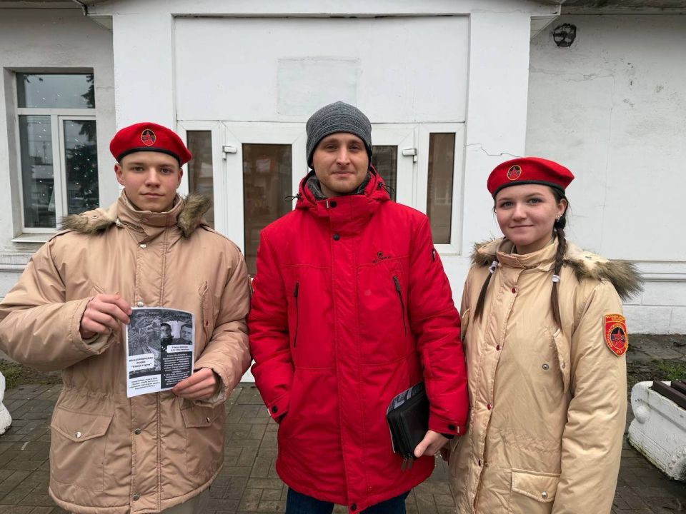 УЛИЦА ГЕРОЯ. 9 декабря - День Героев Отечества, в честь этой даты юнармейцы отряда ВПК «Пламя» штаба местного отделения городского округа Харцызска СШ № 4 ученики из 9-А класса Мокровуз Виктория, Воробьев Сергей, Закаличный... УЛИЦА ГЕРОЯ. 9 декабря - День Героев Отечества, в честь этой даты юнармейцы отряда ВПК «Пламя» штаба местного отделения городского округа Харцызска СШ № 4 ученики из 9-А класса Мокровуз Виктория, Воробьев Сергей, Закаличный...