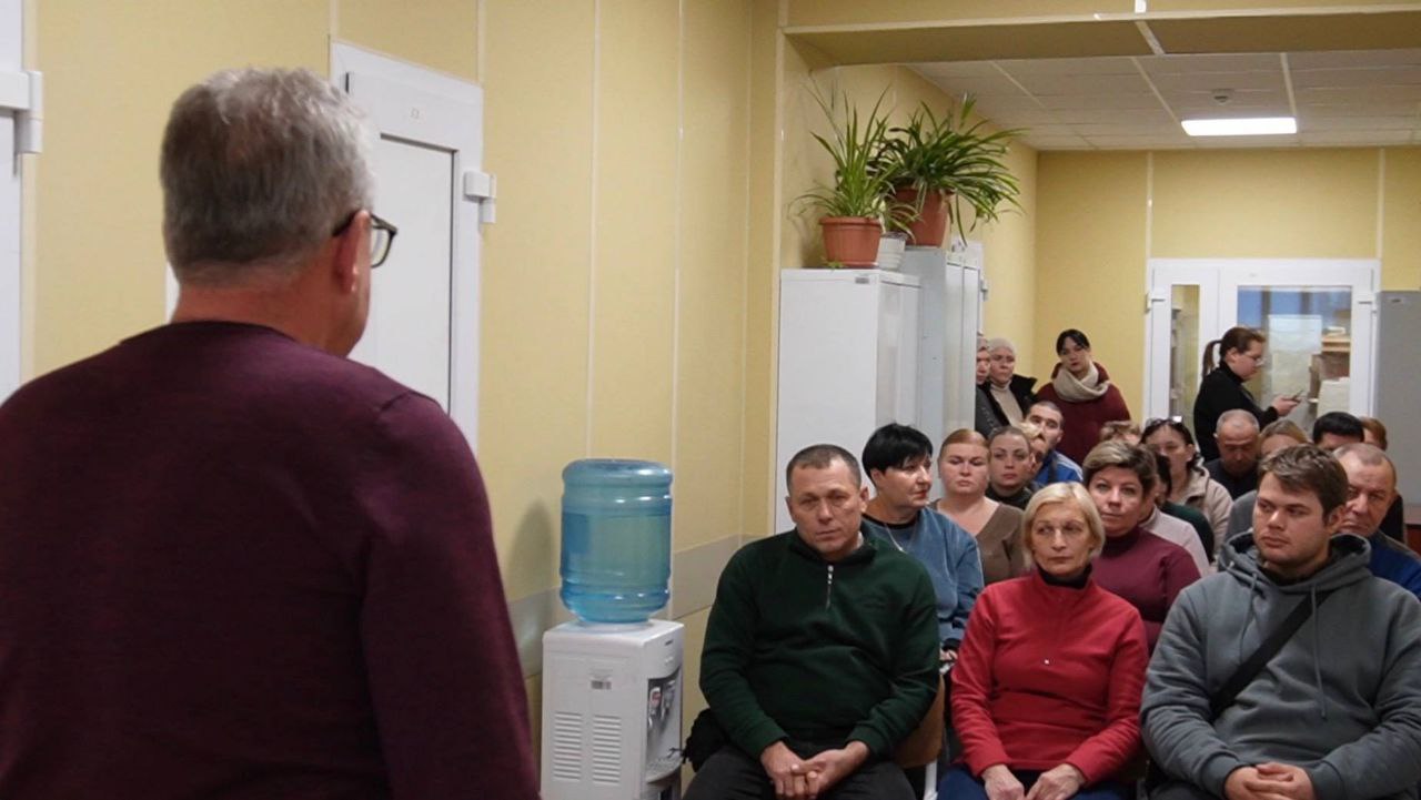 Сегодня, 10.12.2025 г., в рамках поручения Главы ДНР Дениса Владимировича Пушилина, проведена встреча-диалог главного врача ГБУ ДНР "ЦРБ Тельмановского района " Владимира Владимировича Таран с жителями Тельмановского... Сегодня, 10.12.2025 г., в рамках поручения Главы ДНР Дениса Владимировича Пушилина, проведена встреча-диалог главного врача ГБУ ДНР "ЦРБ Тельмановского района " Владимира Владимировича Таран с жителями Тельмановского...