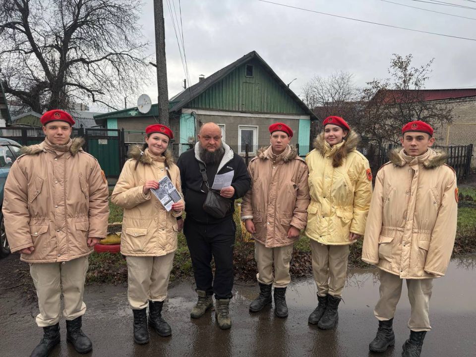 УЛИЦА ГЕРОЯ. 9 декабря - День Героев Отечества, в честь этой даты юнармейцы отряда ВПК «Пламя» штаба местного отделения городского округа Харцызска СШ № 4 ученики из 9-А класса Мокровуз Виктория, Воробьев Сергей, Закаличный... УЛИЦА ГЕРОЯ. 9 декабря - День Героев Отечества, в честь этой даты юнармейцы отряда ВПК «Пламя» штаба местного отделения городского округа Харцызска СШ № 4 ученики из 9-А класса Мокровуз Виктория, Воробьев Сергей, Закаличный...