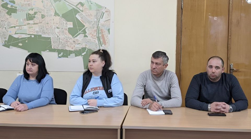 Наталья Бегуненко: Сегодня, 10 декабря, руководитель Управы Петровского внутригородского района Администрации г.о. Донецк Бегуненко Наталья провела еженедельное аппаратное совещание Наталья Бегуненко: Сегодня, 10 декабря, руководитель Управы Петровского внутригородского района Администрации г.о. Донецк Бегуненко Наталья провела еженедельное аппаратное совещание
