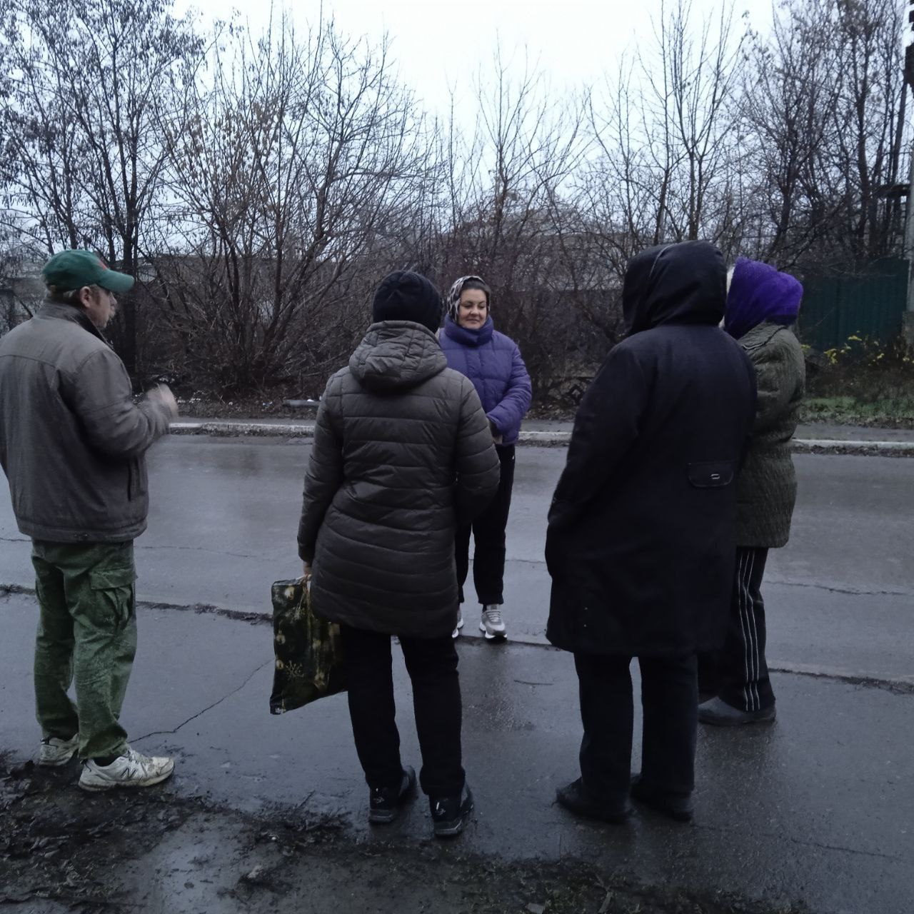 Встреча заведующей Новолуганским сектором Анны Коваленко с жителями ул. Первомайская в районе дома №11 Встреча заведующей Новолуганским сектором Анны Коваленко с жителями ул. Первомайская в районе дома №11