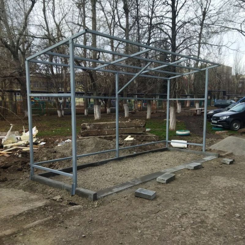 В Кировском начали устанавливать новые контейнерные площадки В Кировском начали устанавливать новые контейнерные площадки