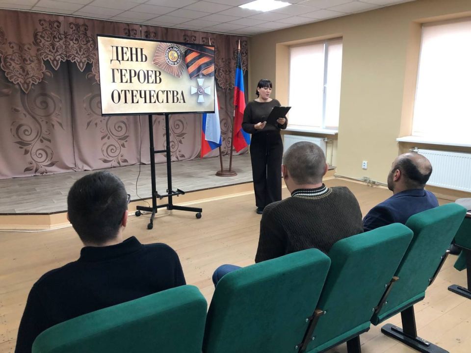 Для школьников Ждановки проведен урок «Возьми себе в пример героя» Для школьников Ждановки проведен урок «Возьми себе в пример героя»
