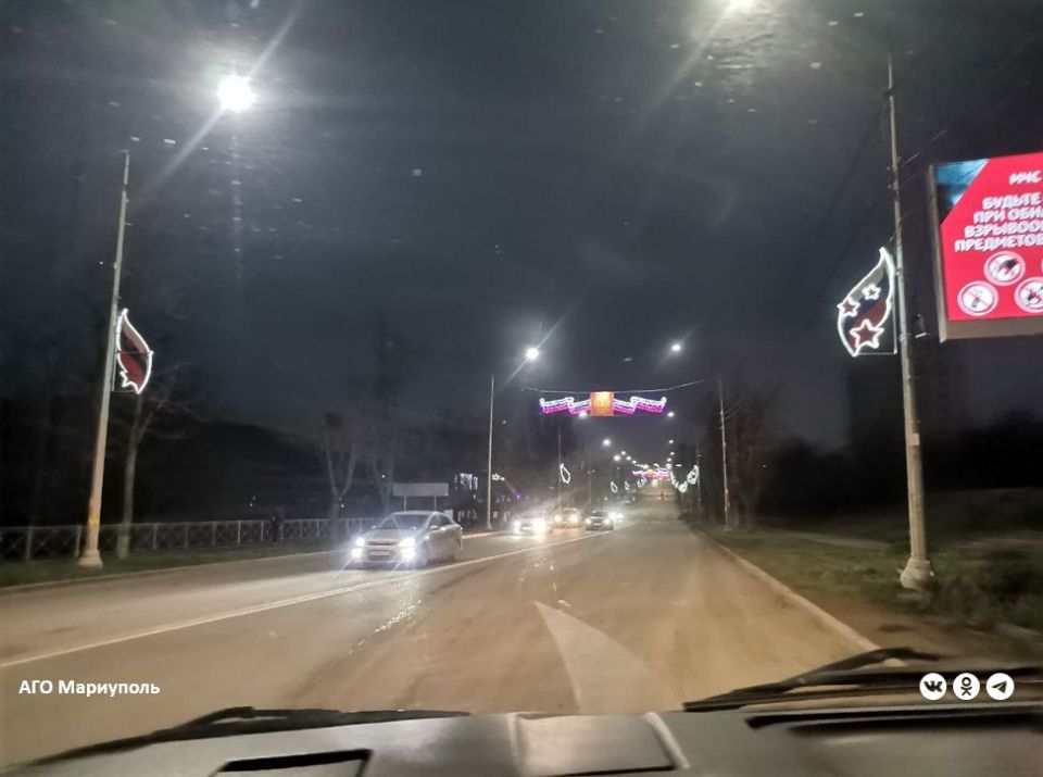 Мариупольские энергетики обследовали 10 километров сетей наружного освещения и праздничной иллюминации Мариупольские энергетики обследовали 10 километров сетей наружного освещения и праздничной иллюминации