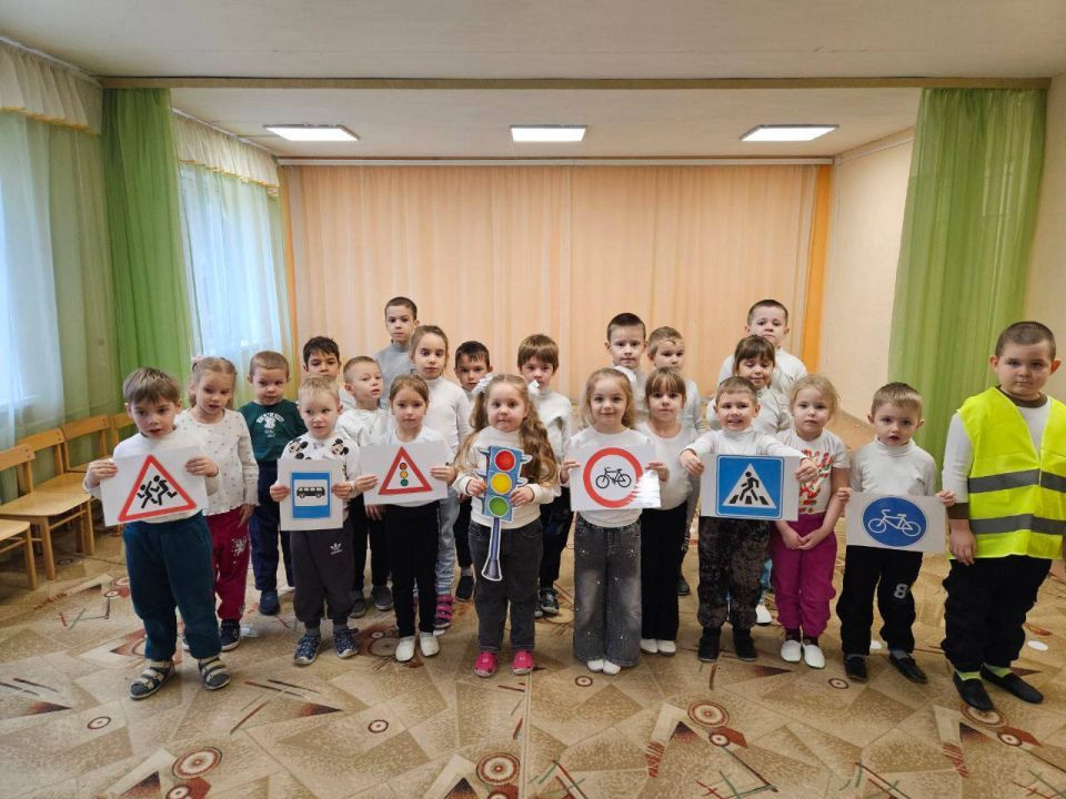 Сегодня, 10 декабря, в рамках проекта «Безопасные дороги» ВПП «ЕДИНАЯ РОССИЯ», цель которого - повышение безопасности дорожного движения, в школах и дошкольных учреждениях г. Моспино прошли тематические мероприятия в формате... Сегодня, 10 декабря, в рамках проекта «Безопасные дороги» ВПП «ЕДИНАЯ РОССИЯ», цель которого - повышение безопасности дорожного движения, в школах и дошкольных учреждениях г. Моспино прошли тематические мероприятия в формате...