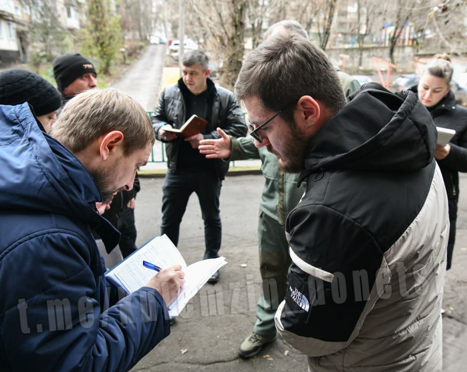 Алексей Кулемзин: В ходе вчерашней прямой линии Глава ДНР Денис Пушилин поручил встретиться с жильцами дома по ул. Набережная для решения проблемных вопросов: течь в крыше и отсутствие отопления в спальной комнате Алексей Кулемзин: В ходе вчерашней прямой линии Глава ДНР Денис Пушилин поручил встретиться с жильцами дома по ул. Набережная для решения проблемных вопросов: течь в крыше и отсутствие отопления в спальной комнате