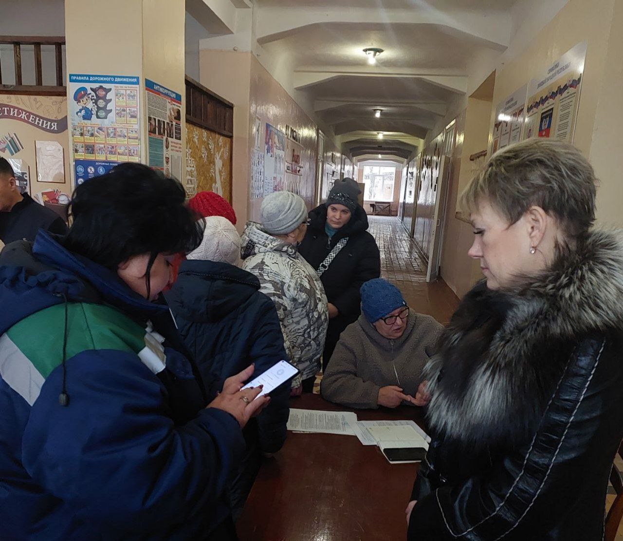 10 декабря 2025 года во исполнение поручения Главы Донецкой Народной Республики депутаты Ясиноватского муниципального совета Елена Алипа и Валерий Аксенов посетили места подвоза воды 10 декабря 2025 года во исполнение поручения Главы Донецкой Народной Республики депутаты Ясиноватского муниципального совета Елена Алипа и Валерий Аксенов посетили места подвоза воды