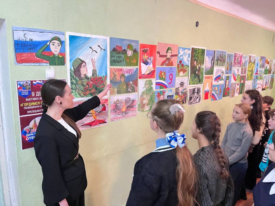 Выставка детского рисунка «Гордимся славою Героев» Выставка детского рисунка «Гордимся славою Героев»