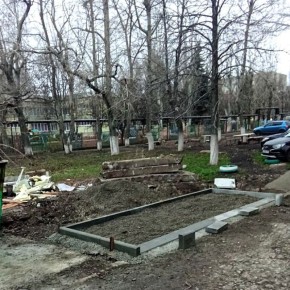 В Кировском начали устанавливать новые контейнерные площадки