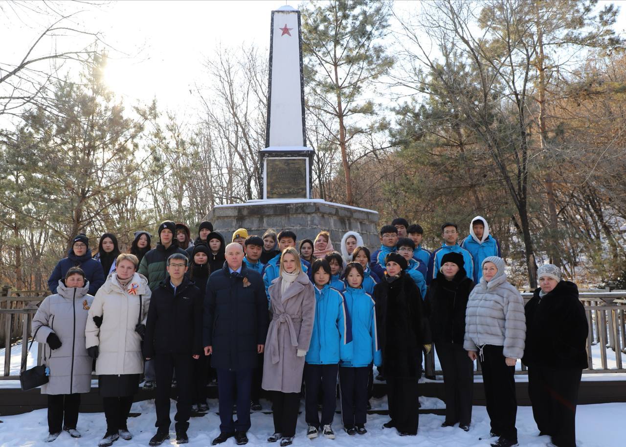 9 декабря на территории музея Дуннинского укрепрайона в городе Дуннин провинции Хэйлунцзян прошло памятное мероприятие, посвященное Дню Героев Отечества 9 декабря на территории музея Дуннинского укрепрайона в городе Дуннин провинции Хэйлунцзян прошло памятное мероприятие, посвященное Дню Героев Отечества