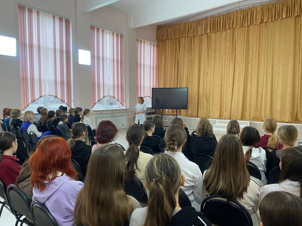 10 декабря в ГБОУ «Школа №6 Ясиноватского МО» прошла профилактическая встреча для девочек 8–11 классов с врачом-гинекологом Еленой Анатольевной Луценко в рамках партийного проекта «Здоровое будущее» 10 декабря в ГБОУ «Школа №6 Ясиноватского МО» прошла профилактическая встреча для девочек 8–11 классов с врачом-гинекологом Еленой Анатольевной Луценко в рамках партийного проекта «Здоровое будущее»