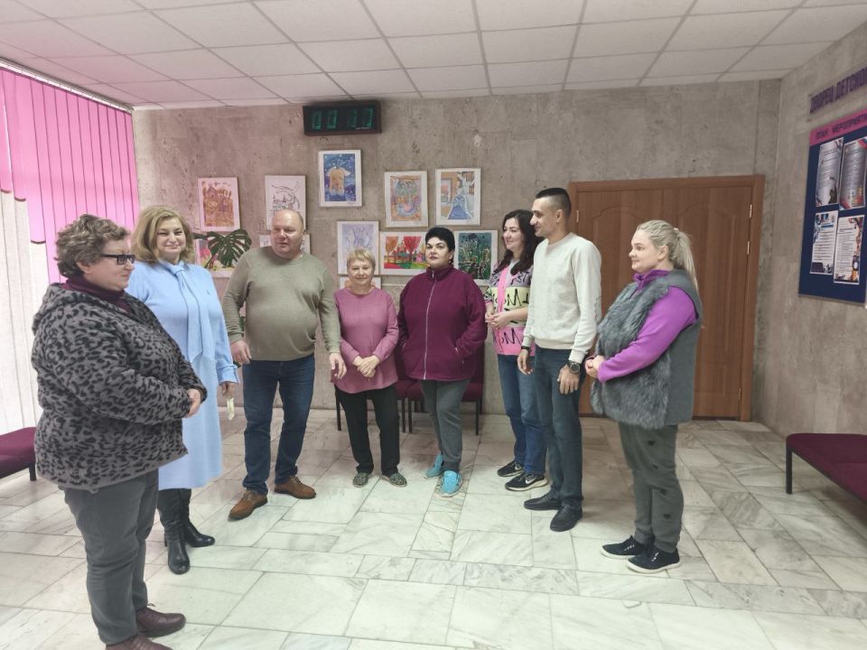 Сегодня, 10 декабря, по поручению Главы ДНР Дениса Пушилина, заместитель руководителя Управы Калининского внутригородского района Администрации городского округа Донецк Вячеслав Пахущий и член Общественного совета Карина... Сегодня, 10 декабря, по поручению Главы ДНР Дениса Пушилина, заместитель руководителя Управы Калининского внутригородского района Администрации городского округа Донецк Вячеслав Пахущий и член Общественного совета Карина...