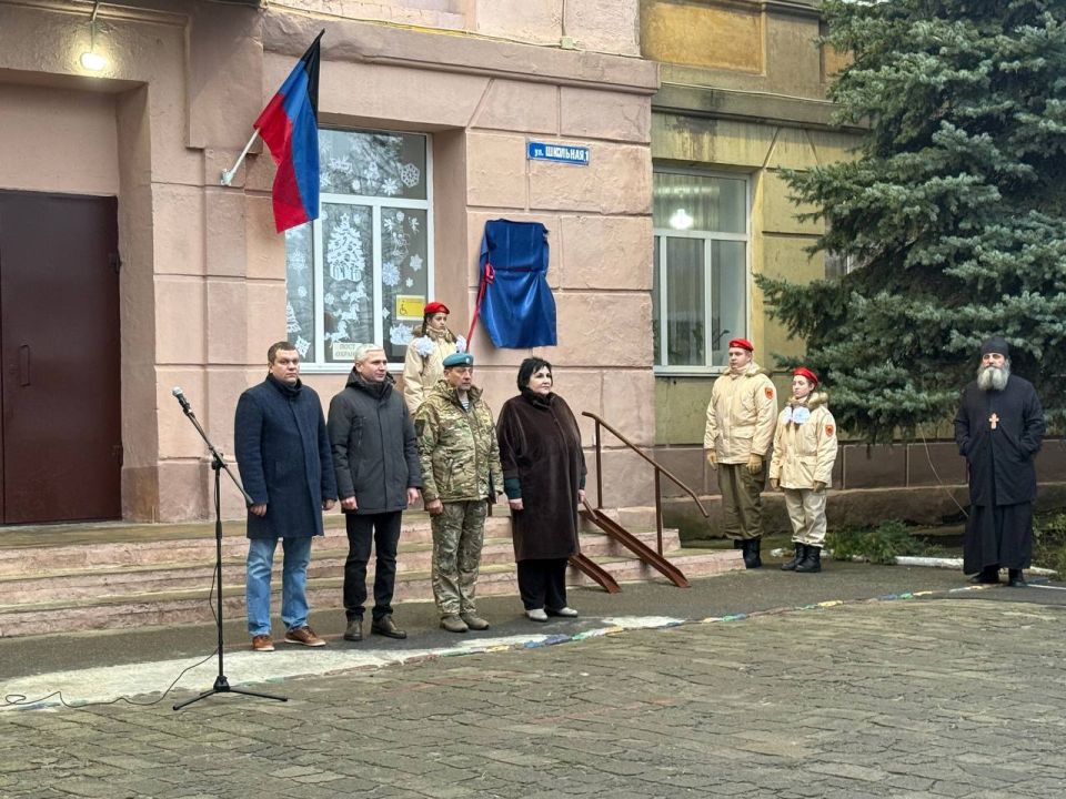 В ГБОУ «Школа № 152 имени Героев - Десантников г.о. Донецк»состоялось торжественное мероприятие, посвященное присвоению школе имени Героев-Десантников В ГБОУ «Школа № 152 имени Героев - Десантников г.о. Донецк»состоялось торжественное мероприятие, посвященное присвоению школе имени Героев-Десантников