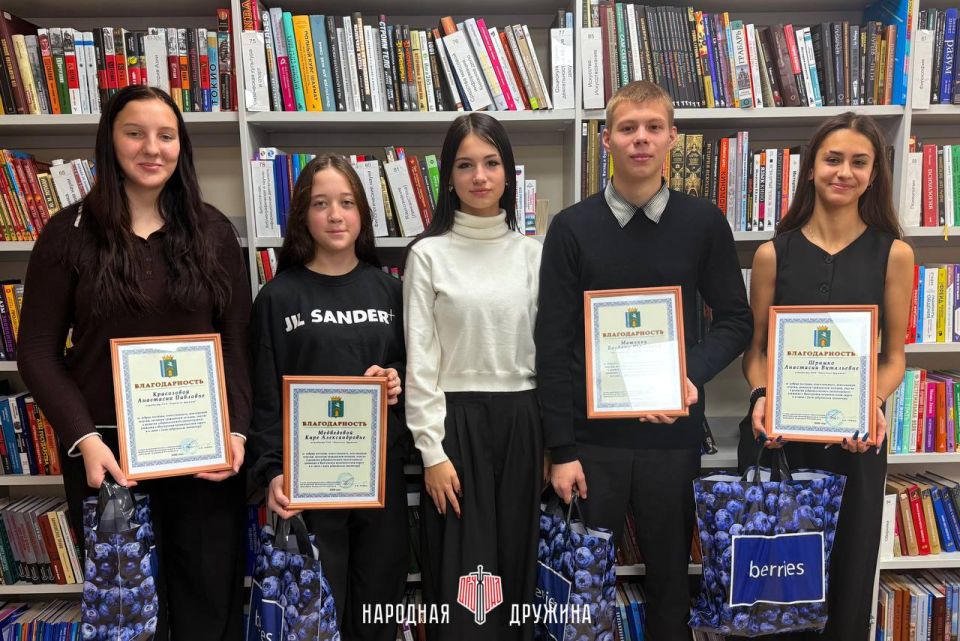 Не словом, а делом!. Ко Дню волонтёра Глава Мангушского муниципального округа Борис Трима наградил дружинников местного штаба Не словом, а делом!. Ко Дню волонтёра Глава Мангушского муниципального округа Борис Трима наградил дружинников местного штаба