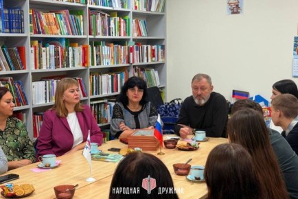 Не словом, а делом!. Ко Дню волонтёра Глава Мангушского муниципального округа Борис Трима наградил дружинников местного штаба