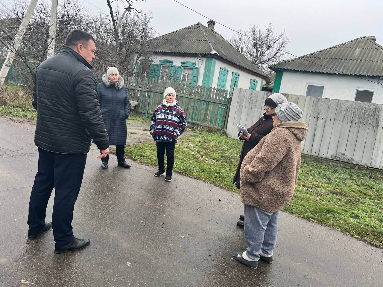 Заместитель главы муниципального образования городского округа Харцызск Виталий Легчилин провел встречу с жителями в пгт Троицко-Харцызск на улице Советской: