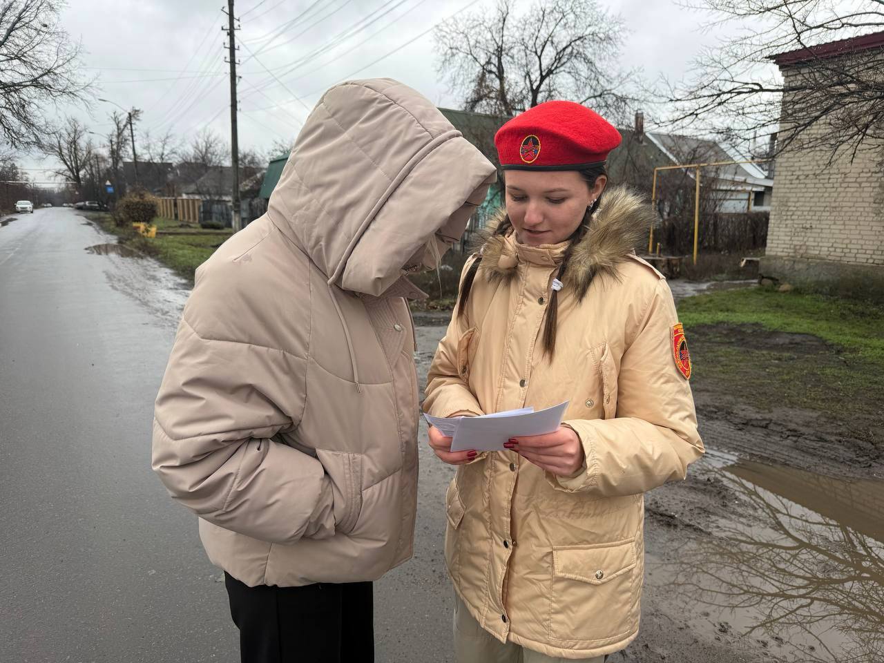 УЛИЦА ГЕРОЯ. 9 декабря - День Героев Отечества, в честь этой даты юнармейцы отряда ВПК «Пламя» штаба местного отделения городского округа Харцызска СШ № 4 ученики из 9-А класса Мокровуз Виктория, Воробьев Сергей, Закаличный... УЛИЦА ГЕРОЯ. 9 декабря - День Героев Отечества, в честь этой даты юнармейцы отряда ВПК «Пламя» штаба местного отделения городского округа Харцызска СШ № 4 ученики из 9-А класса Мокровуз Виктория, Воробьев Сергей, Закаличный...