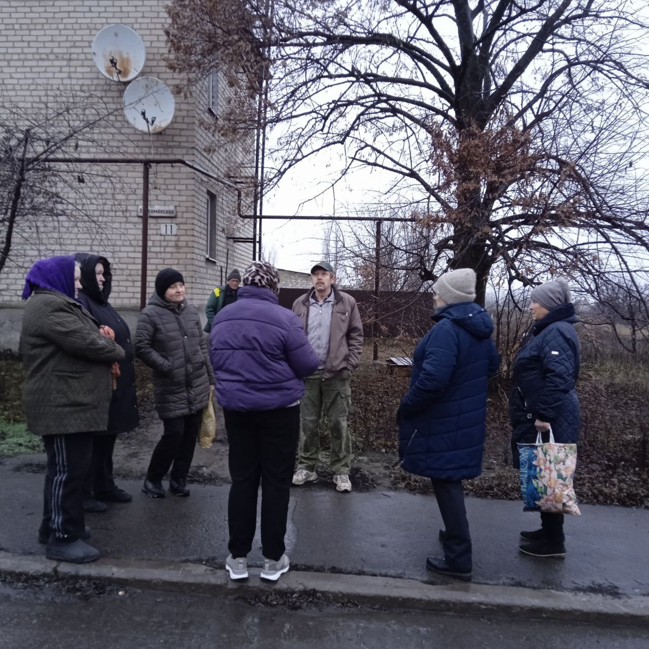 Встреча заведующей Новолуганским сектором Анны Коваленко с жителями ул. Первомайская в районе дома №11 Встреча заведующей Новолуганским сектором Анны Коваленко с жителями ул. Первомайская в районе дома №11