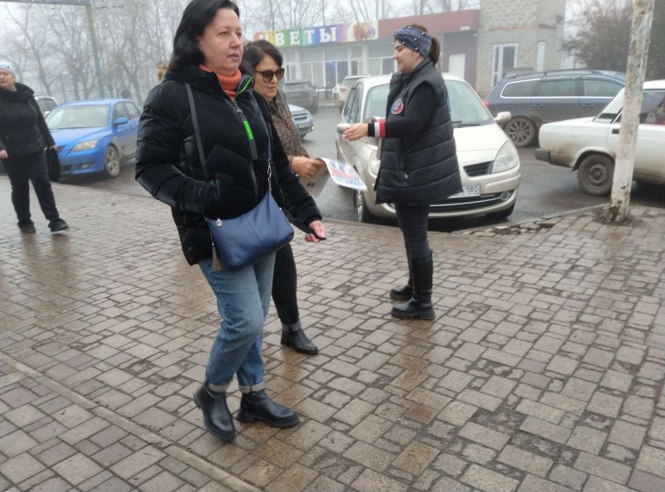Сегодня, 10 декабря по инициативе Общественного Движения «Донецкая Республика» в Червоногвардейском районе города Макеевки проходит раздача официального печатного издания Общественного Движения «Донецкая Республика» Сегодня, 10 декабря по инициативе Общественного Движения «Донецкая Республика» в Червоногвардейском районе города Макеевки проходит раздача официального печатного издания Общественного Движения «Донецкая Республика»