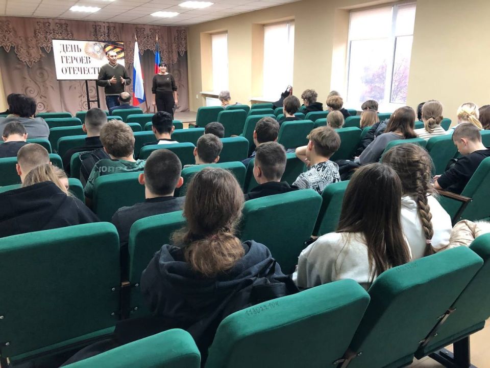Для школьников Ждановки проведен урок «Возьми себе в пример героя» Для школьников Ждановки проведен урок «Возьми себе в пример героя»
