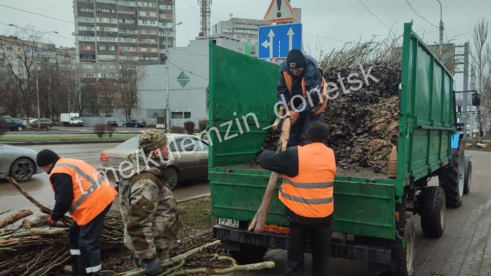 Алексей Кулемзин: Сотрудники коммунального предприятия «Зелёное строительство» продолжают уборку и благоустройство нашего города Алексей Кулемзин: Сотрудники коммунального предприятия «Зелёное строительство» продолжают уборку и благоустройство нашего города
