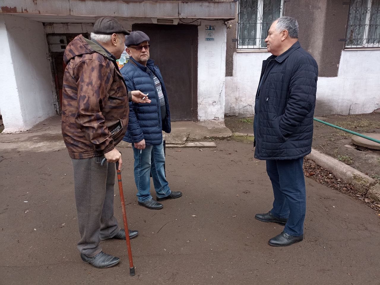 Игорь Мартынов: Встречи с населением. 11 декабря заместитель главы администрации муниципального образования городского округа Енакиево Сергей Божик провел выездные встречи с населением по адресам: г. Енакиево, пр. Ленина, д.... Игорь Мартынов: Встречи с населением. 11 декабря заместитель главы администрации муниципального образования городского округа Енакиево Сергей Божик провел выездные встречи с населением по адресам: г. Енакиево, пр. Ленина, д....