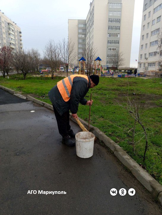 В двух районах Мариуполя коммунальщики провели уборку дворов В двух районах Мариуполя коммунальщики провели уборку дворов