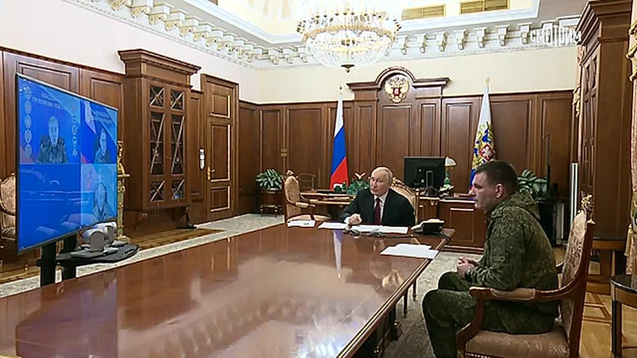 Владимир Путин заслушал доклад командира роты 6-й мотострелковой бригады Нарана Очир-Горяева, подразделение которого участвовало в освобождении Северска