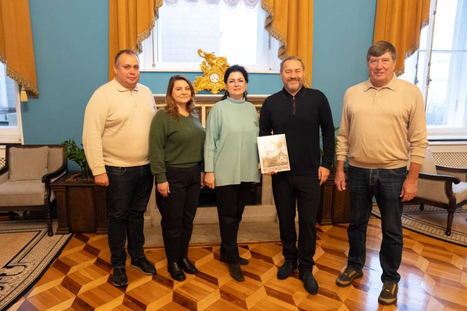 Председатель Общественного совета муниципального образования городской округ Мариуполь Бодягина Инесса Игоревна передала Председателю Законодательного собрания Санкт-Петербурга Бельскому Александру Николаевичу книгу... Председатель Общественного совета муниципального образования городской округ Мариуполь Бодягина Инесса Игоревна передала Председателю Законодательного собрания Санкт-Петербурга Бельскому Александру Николаевичу книгу...