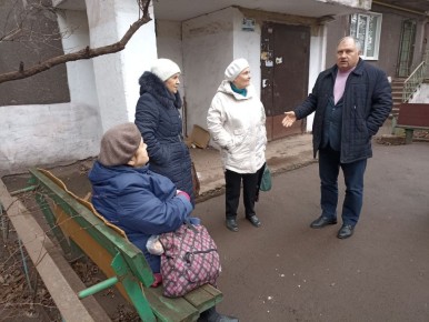 Игорь Мартынов: Встречи с населением. 11 декабря заместитель главы администрации муниципального образования городского округа Енакиево Сергей Божик провел выездные встречи с населением по адресам: г. Енакиево, пр. Ленина, д....