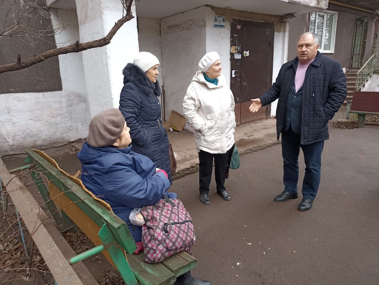 Игорь Мартынов: Встречи с населением. 11 декабря заместитель главы администрации муниципального образования городского округа Енакиево Сергей Божик провел выездные встречи с населением по адресам: г. Енакиево, пр. Ленина, д....